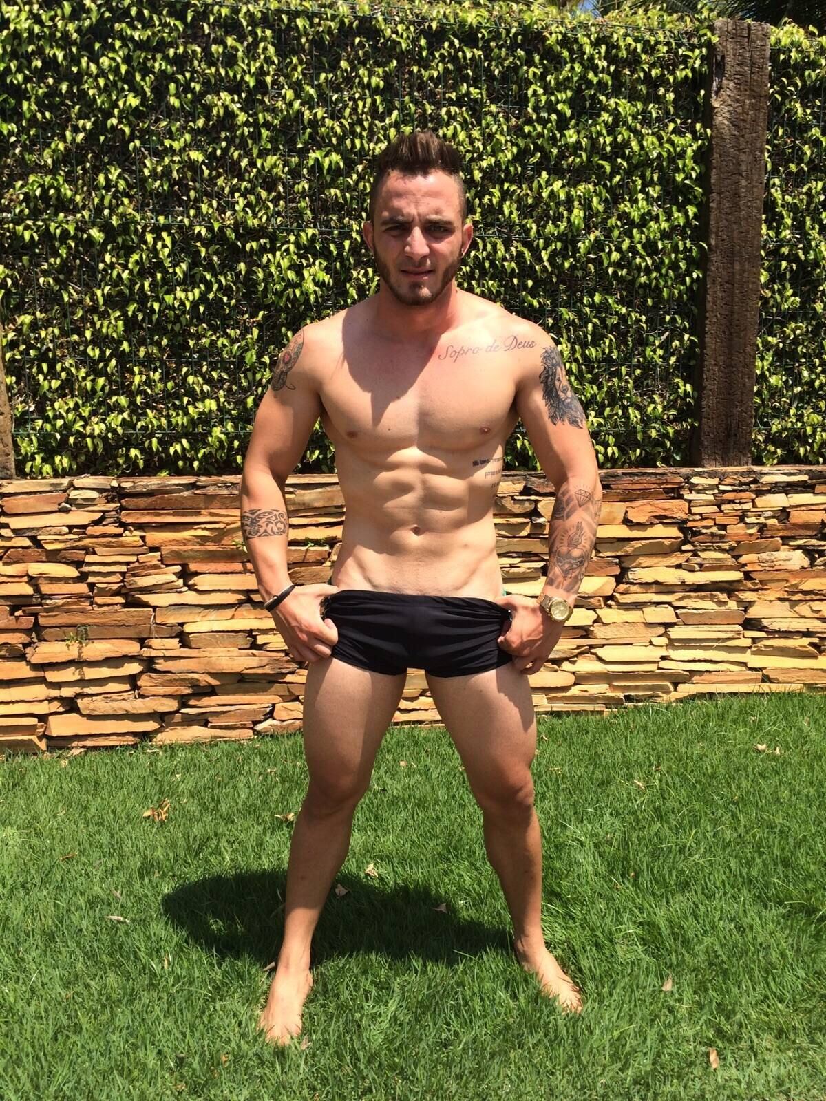 O filme preferido de Maik Eurípedes Pereira, de 22 anos, é "Velozes e Furiosos" e é com a mesma coragem de seus personagens que ele pretende conquistar a atenção dos jurados. O marinheiro se descreve como alguém "autêntico e determinado" 
