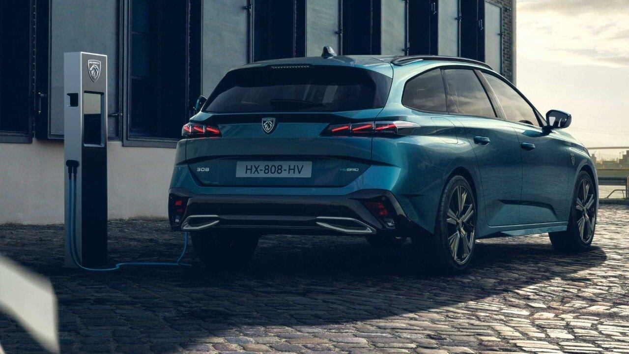 A perua chega equipada com três opções de motorização