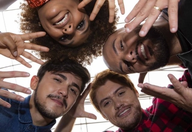 Não grite vitória antes da hora

O cantor revela que sempre se preocupou com a
próxima música e por isso não chegou a se sentir campeão em nenhum momento
antes de terminar o The Four Brasil. “Minha única preocupação era dar o meu
melhor na próxima canção. Não deixei a sensação de vitória ou derrota subir à
cabeça”, conta.