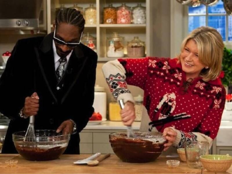 Martha Stewart e Snoop Dogg

O que a dona de casa número 1 dos EUA e um rapper vida louca têm em comum? Eles adoram cozinhar. Dogg já foi duas vezes ao programa de Martha
