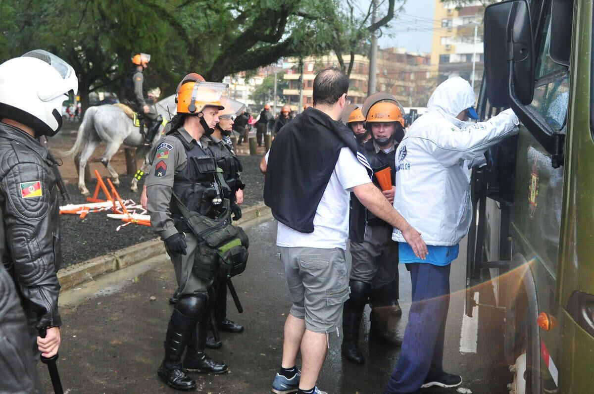 A Polícia teve que entrar em ação na batalha entre colorados e tricolores 
