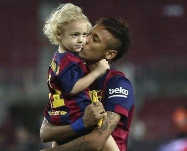 3. Goste de crianças
Neymar é completamente apaixonado por Davi Lucca, seu filho. Gostar de crianças e saber brincar e lidar com elas vai te colocar praticamente nos braços do craque