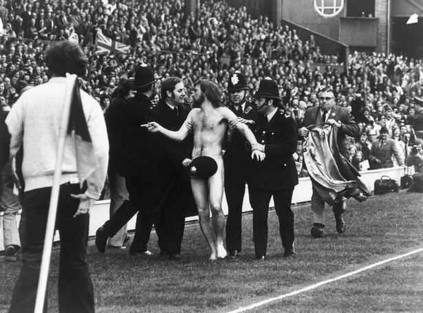 Michael O'Brien foi o primeiro invasor de um grande evento esportivo da Grã-Bretanha. Ele nu pelo campo de um jogo de rugby na Inglaterra em 1974.

Anos mais tarde, ele retornou à Austrália e se tornou um corretor de valores e empresário bem sucedido. O'Brien alega que se arrepende de ter invadido o campo porque ele teria iniciado uma mania de invasões

(Com informações do The Mirror)