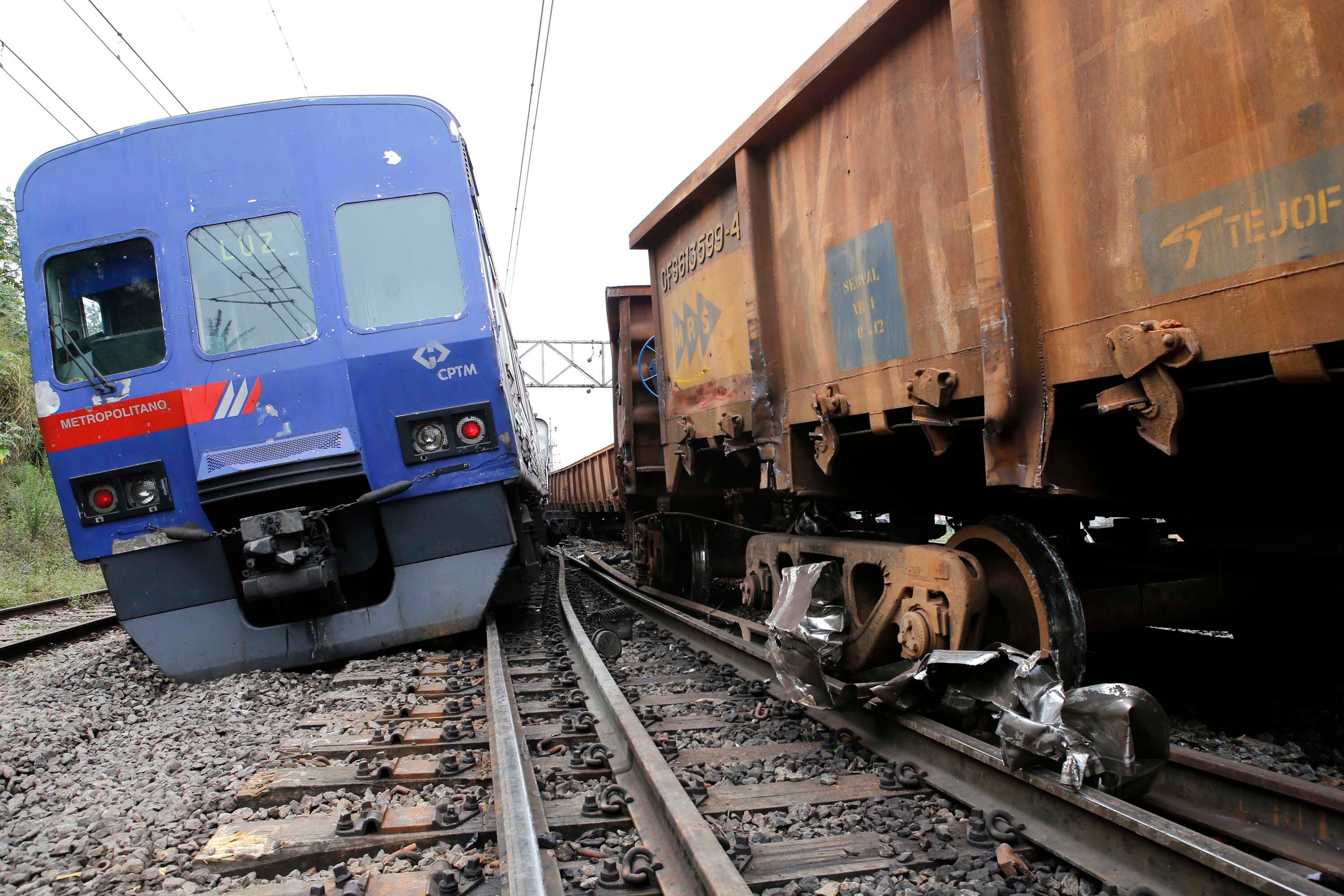 Trem de carga atingiu trem da CPTM nesta quarta-feira