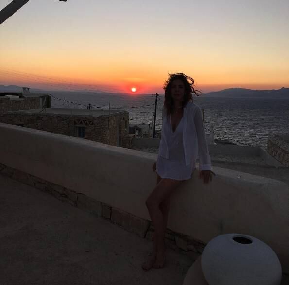 No clique acima, o pôr do sol destaca a beleza do destino escolhido por ela