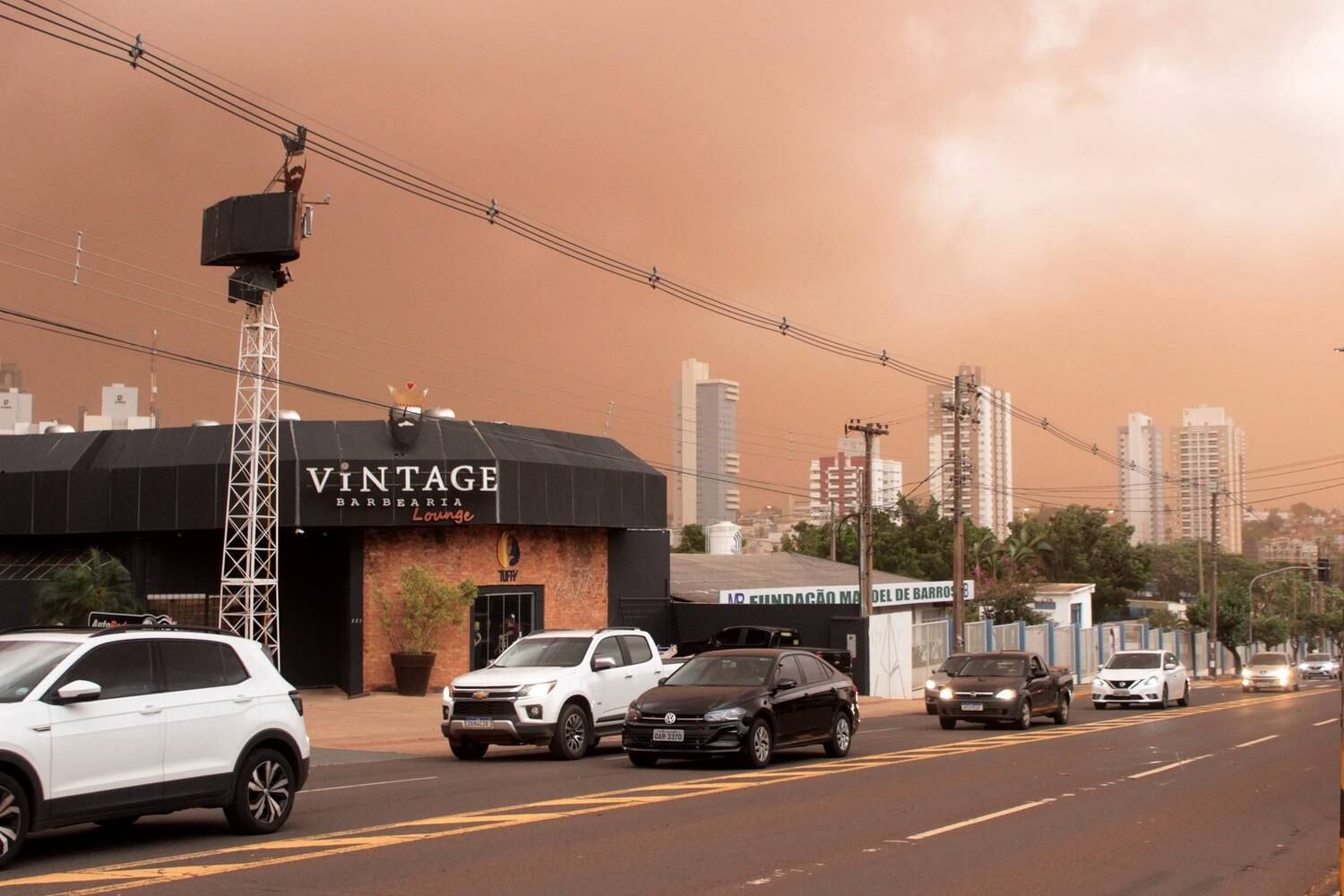 A nuvem de poeira chegou pelo sul do estado e em poucos minutos atingiu a capital, Campo Grande. As rajadas de vento chegaram a 90 km/h
