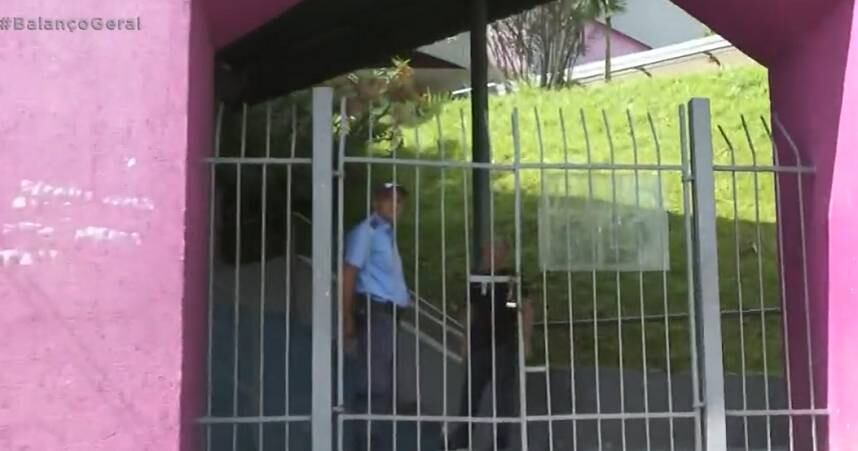 Aulas seguem na escola, com os portões fechados

