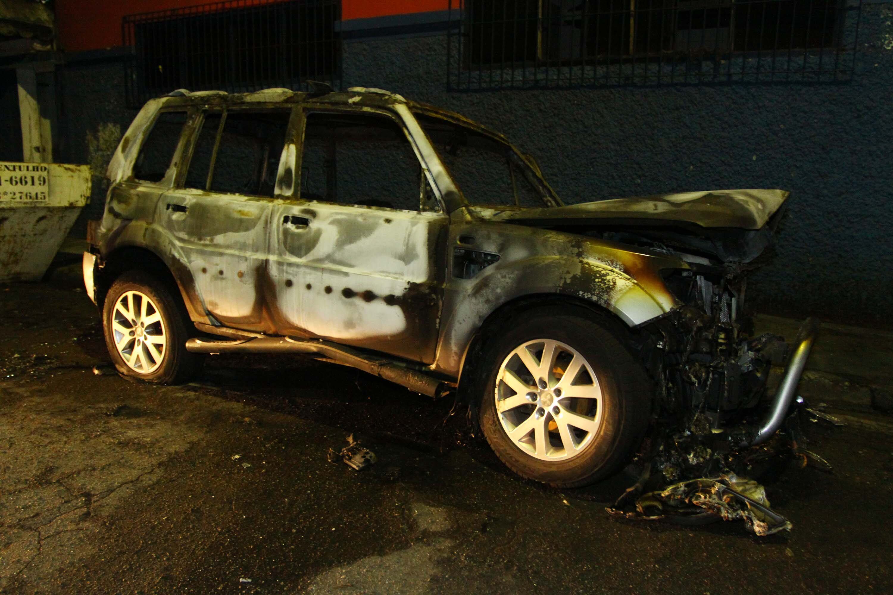 Carro da vítima foi achado algumas horas depois, queimado, próximo de onde ele conseguiu escapar dos assaltantes