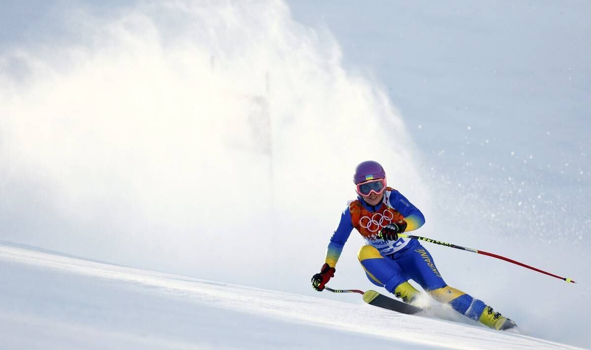 Entre os ucranianos que
abandonaram os jogos de Sochi está a esquiadora Bogdana Matsotska
que se negou a competir enquanto pessoas morrem em seu país.  




Em sua página no
Facebook, a ucraniana botou a violência na conta do presidente
Viktor Yanukovich.




— Ele violou a regra
eterna das Olimpíadas: a paz durante os jogos. Em solidariedade
àqueles que lutam nas barricadas e nosso protesto contra o
presidente bandido e seu governo lacaio, não vamos mais participar.
Que os heróis mortos pela liberdade da Ucrânia descansem em paz!