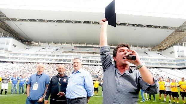 Kalil assegura. O Corinthians ganhou o Itaquerão da CBF, por conta do fim do Clube dos 13