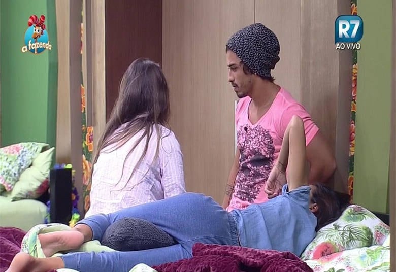 E,
como amiga, também ‘puxava a orelha’ do peão quando preciso. No momento em que
Douglas começou a reclamar da pressão do confinamento e de saudade dos parentes
e amigos, Rayanne deu bronca nele, chegando até a desafiá-lo a desistir e pedir
para sair

+ Em atividade, peões comentam momentos marcantes de cada uma das semanas de confinamento
+ Turma do Ronco: Peões descansam durante a tarde do último sábado de A Fazenda 8
+ Douglas, Rayanne e Ana Paula cantam músicas de Latino e peão enfatiza: “Quem planta sacanagem colhe solidão”




