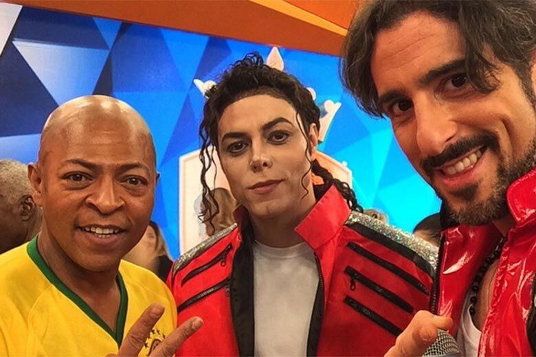 

— Nós éramos amigos e eu era provavelmente a pessoa que
Michael mais confiava no time. Era dançarino e coreógrafo e, por isso, a
ligação muito próxima. Tinham a afinidade de um saber o que o outro estava
fazendo

+ Alguns anos e muita academia depois… Veja a transformação da menina Juju Salimeni em mulherão

+ Legendários também está no Facebook. Curta!

+ Siga a atração de Marcos Mion no Twitter!
