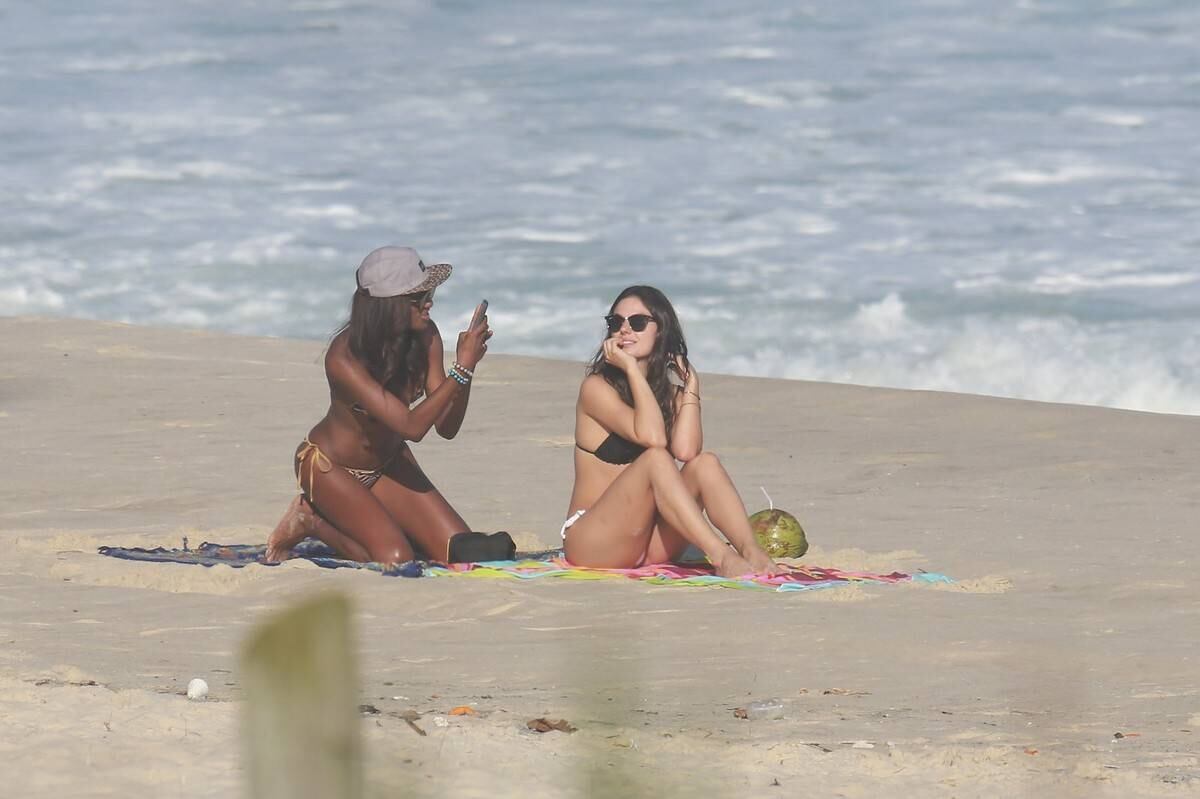Isis Valverde esteve na praia da Reserva, no Rio
