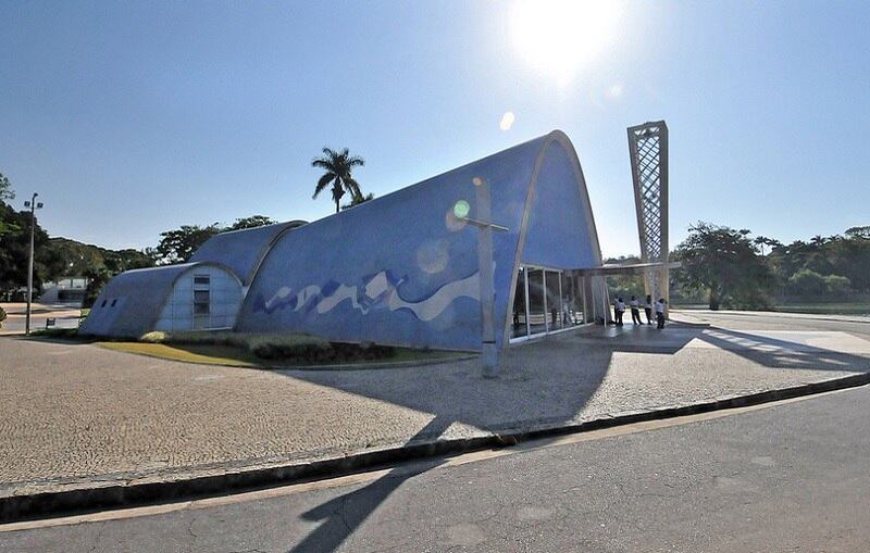 Seu interior abriga a Via-Sacra, composta por quatorze painéis de Cândido Portinari. Os jardins são assinados por Burle Marx e os baixos-relevos em bronze foram esculpidos por Alfredo Ceschiatti. A Igrejinha da Pampulha é um dos mais conhecidos cartões postais de Belo Horizonte
