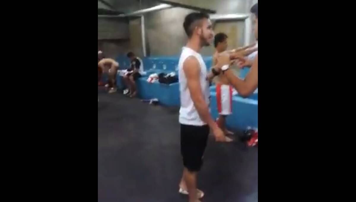 Brasinha, do River-PI, também foi o responsável por uma gafe envolvendo um peladão. O jogador, que gravou um vídeo em que conversa com companheiros de time antes da final do estadual, acabou filmando um colega sem roupa