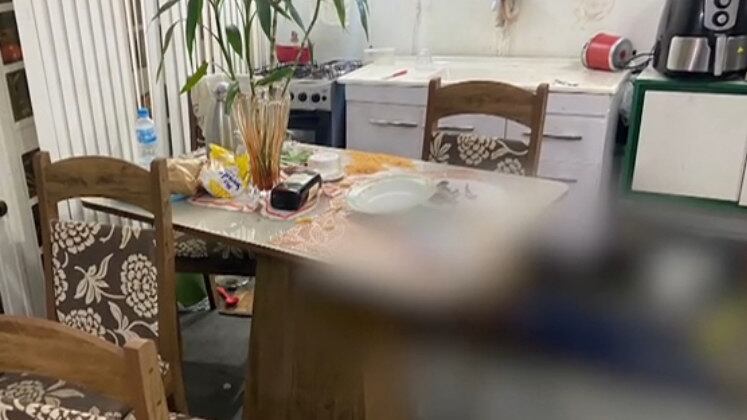 Eles passaram pela garagem e área de lazer para chegar até a edícula onde Adão morava. Lá, eles encontraram o corpo do caseiro estirado no chão. Ele já estava morto e com muitas lesões. Na casa, foram encontrados indícios de luta corporal, a televisão ainda estava ligada e uma faca, que estava quebrada, foi encontrada ao lado do corpo e apreendida