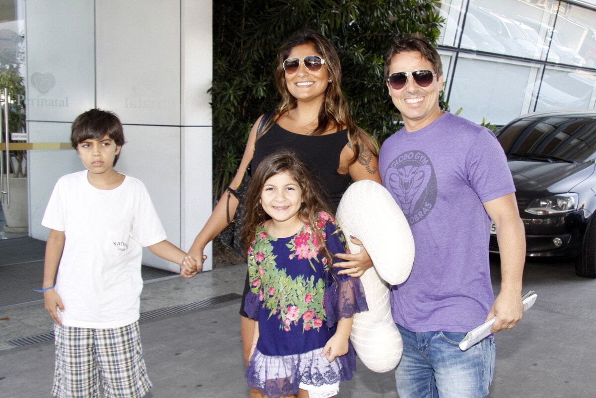 A irmã de Juliana Paes também visitou a atriz na maternidade com sua família