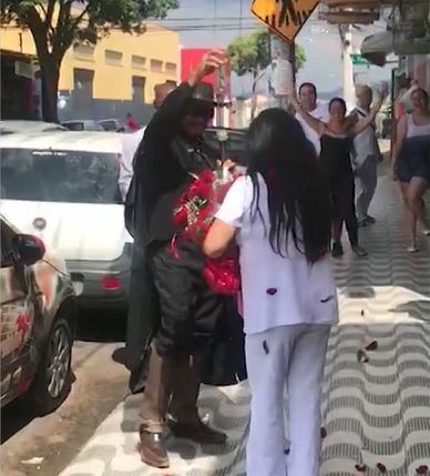 O autor da homenagem é Caio Renilton, de 44 anos. Ele explica que queria fazer um 'negócio' diferente. 
— A gente só vê agressão, mulher sendo assassinada. Eu preferi pegar um buquê de rosas no lugar da espada. 
