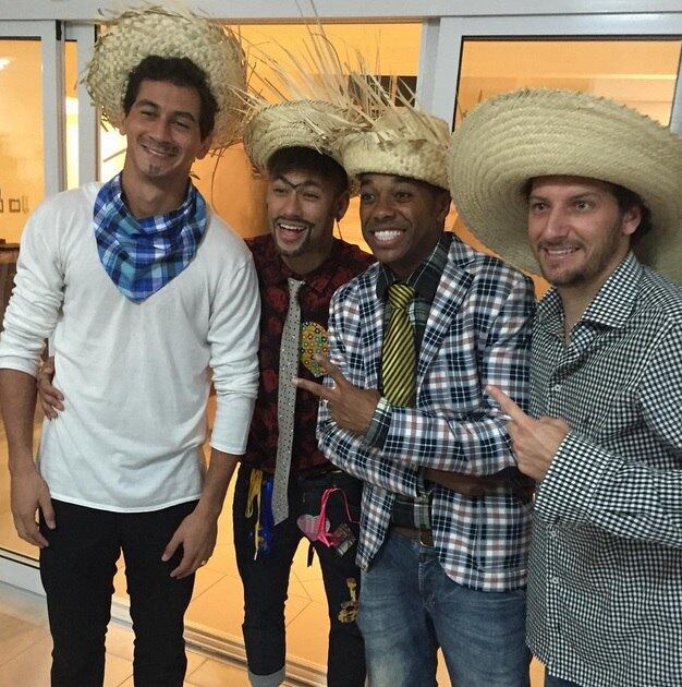 Alguns boleiros também estiveram presentes. É o caso de Paulo Henrique Ganso, Robinho e Elano, ex-parceiros de Neymar no Santos