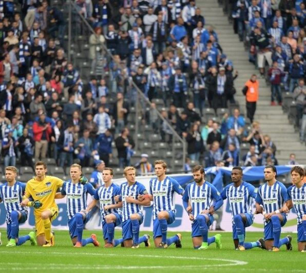 A Bundesliga, responsável pela organização do Campeonato
Alemão, parabenizou os jogadores do Hertha Berlin pela atitude que tiveram no
sábado, antes da derrota por 2 a 0 para o Schalke 04. Eles aderiram a um
movimentado iniciado na NFL, principal liga de futebol americano dos Estados
Unidos, e protestaram contra o racismo