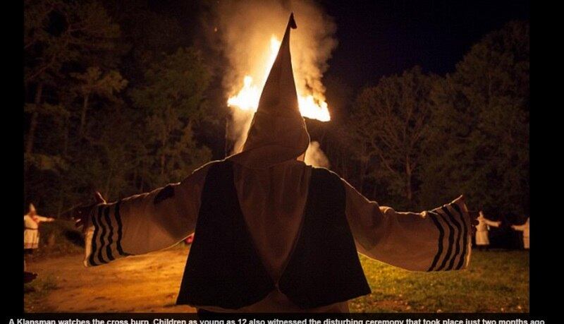 Imagens chocantes de um documentário produzido para a TV inglesa revelam que a organização racista Ku Klux Klan ainda é influente nos Estados Unidos, em um momento em que o país discute as relações raciais e suas heranças históricas de preconceito e discriminação
