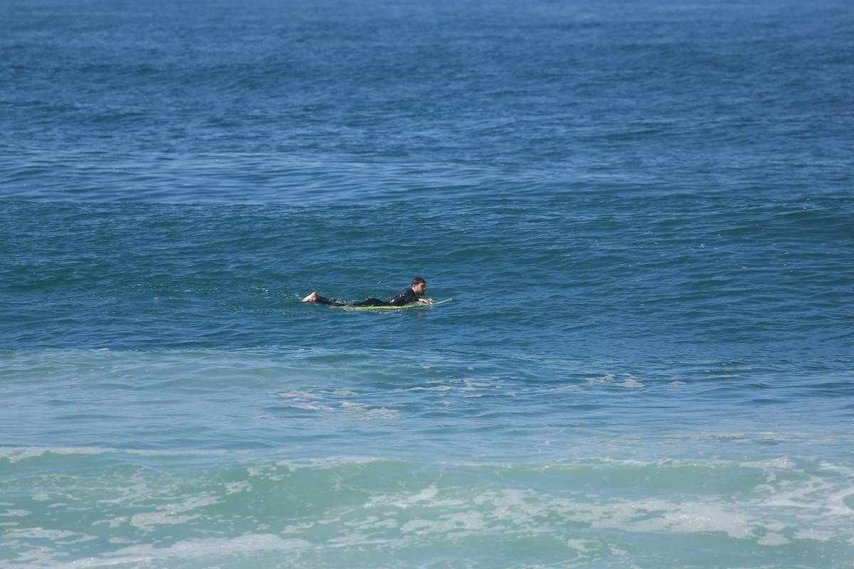 Cauã Reymond surfou no Recreio dos Bandeirantes nesta segunda-feira (21)