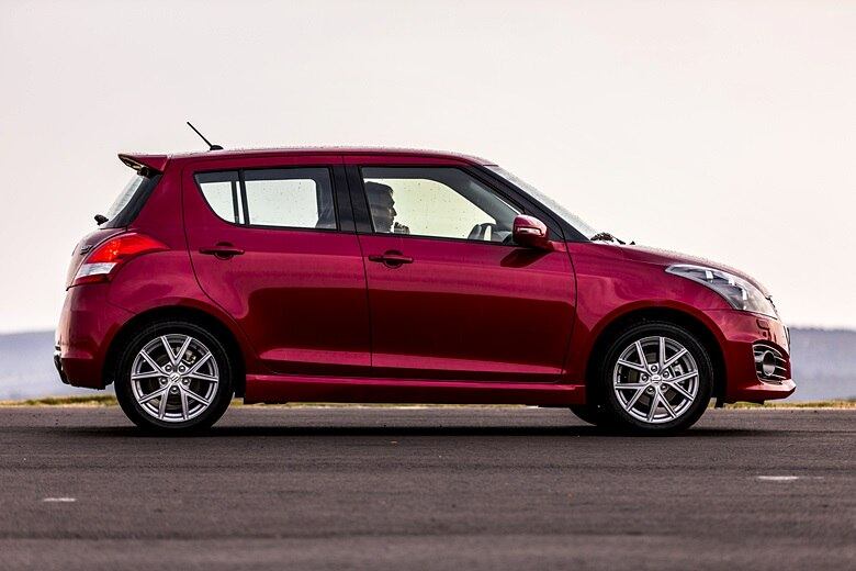 Linha do teto 'declinada' marca o perfil do Suzuki Swift Sport, que vem equipado com motorização única 1.6 litro de 142 cavalos a 6.900 rpm e torque de 17 kgfm a 4.400 rpm; o gerenciamento é feito por um câmbio manual de seis marchas 