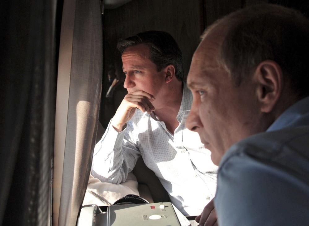 

O premiê britânico David Cameron e o presidente russo
Vladimir Putin observam paisagem em janela de avião após reunião na cidade
balneário de Sochi, às margens do mar Negro, na Rússia. Putin e Cameron se
reuniram para discutir a guerra civil na Síria

