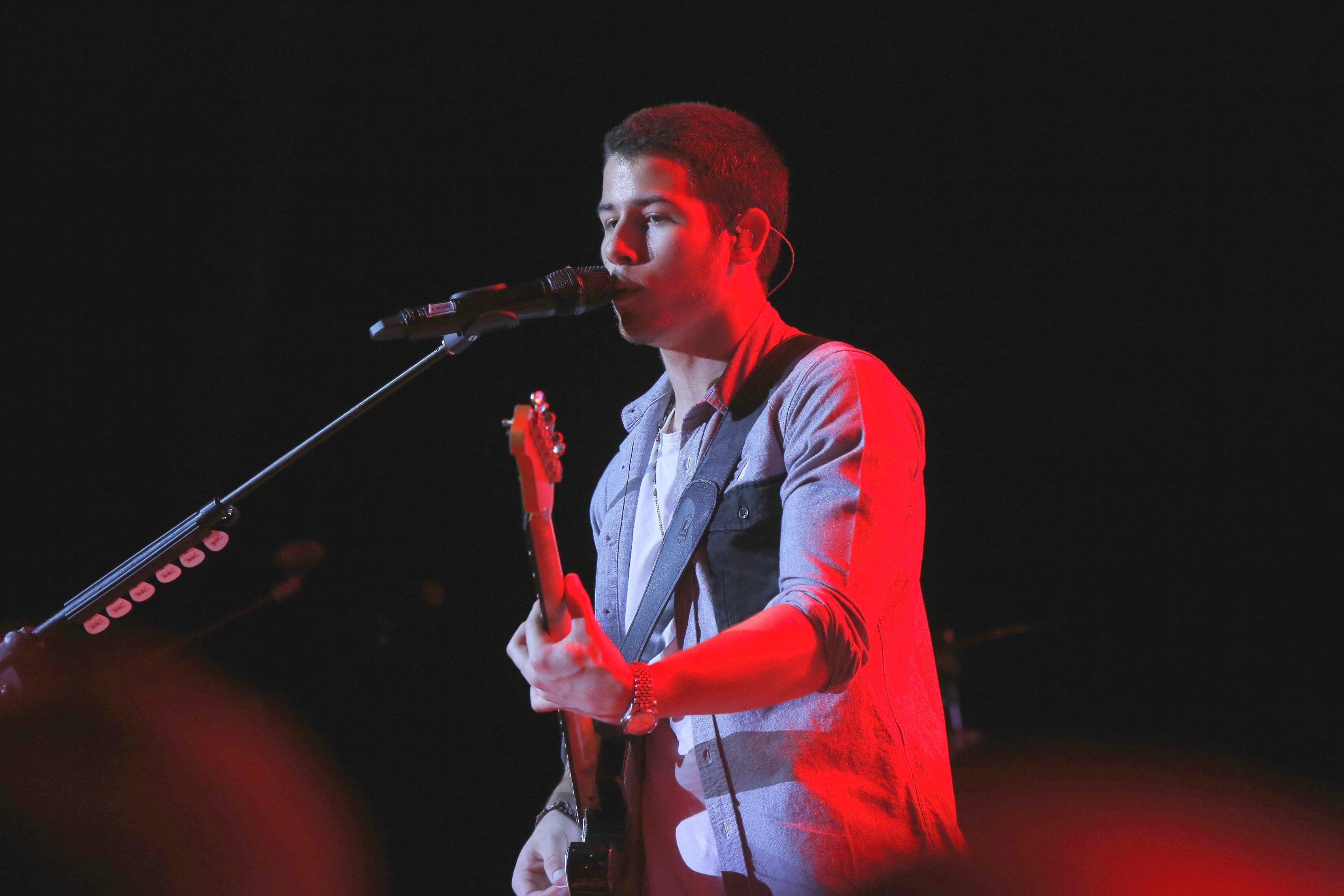 O cantor Nick Jonas, integrante do grupo Jonas Brothers, é portador de
diabetes tipo 1 desde 2005. Nick fala abertamente sobre o assunto e não à
toa a canção “A little bit longer" faz referência ao diabetes do músico

Tratamento do diabetes não tem direito a férias
