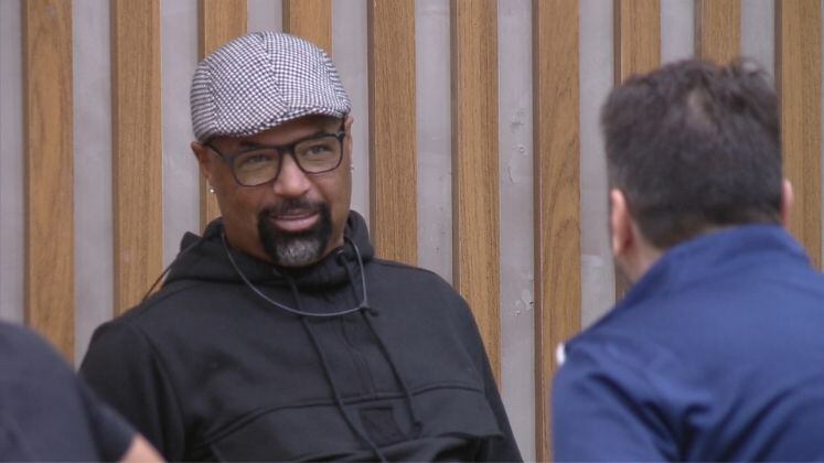 Desde o início do programa, o casal manteve a estratégia de se manterem unidos e não se aproximarem muito dos outros casais da Mansão. Dinei chegou a dizer um dia aos homens: "Não estou aqui para fazer amizades e nem ter afinidade com ninguém". 

