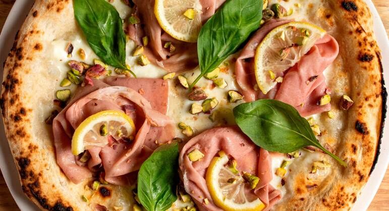 Outro lugar imperdível para provar boas redondas é a Seo Basilico, também no bairro paulistano da Mooca. Por lá, os adoradores de mortadela vão se deliciar com a pizza Mortadela e Limone, coberta com muçarela de búfala, mortadela artesanal, limão siciliano, pistache e folhas generosas de manjericão. É a "queridinha da casa" e dá para arriscar sua versão em família sem grandes dificuldades