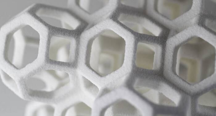 A empresa que criou a impressão de açúcar é a norte-americana 3D Systems, que tem esperanças de vender o produto a restaurantes e chefes, como acredita o diretor de criação de produtos da empresa, Liz von Hasseln.

— A impressora é uma incrível plataforma de criatividade e experimento que deve faz parte da cozinha e fornos dos chefes. Nós convidamos grandes chefes, donos de restaurantes e gerentes de eventos a ajudar-nos a fazer com que a impressora seja item de cozinha