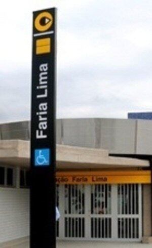 Mulher foi flagrada na estação Faria Lima
