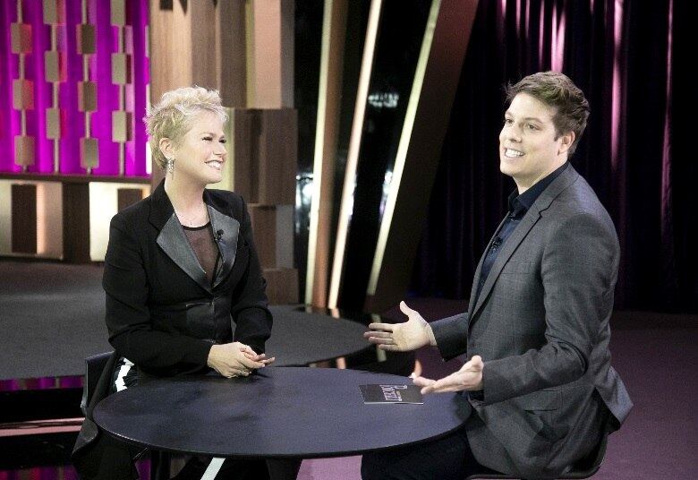 Ela confessa que está bastante ansiosa em trabalhar com o namorado, Junno Andrade, que, na quarta edição do reality show de dança, vai estar com ela no palco conversando com os participantes
• VÍDEO: Xuxa participa do Programa do Porchat nesta quarta-feira (19)