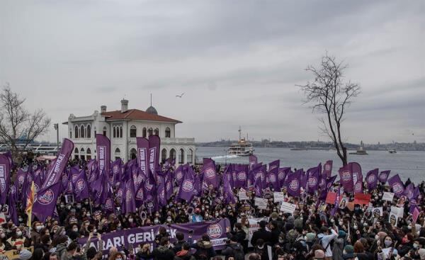 O presidente Recep Tayyip Erdogan retirou, na madrugada deste
sábado (20), a Turquia da Convenção de Istambul, um tratado internacional
assinado, até o momento, por 46 países e que visa combater a violência contra as mulheres.
A decisão gerou protestos nas ruas de Istambul e indignação de autoridades de
dentro e fora do país

*Estagiária do R7 sob supervisão de Karla Dunder