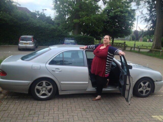 Além da compra compulsória da criança, o vendedor fala que "a gordinha que aparece nas fotos" pode ser negociada
