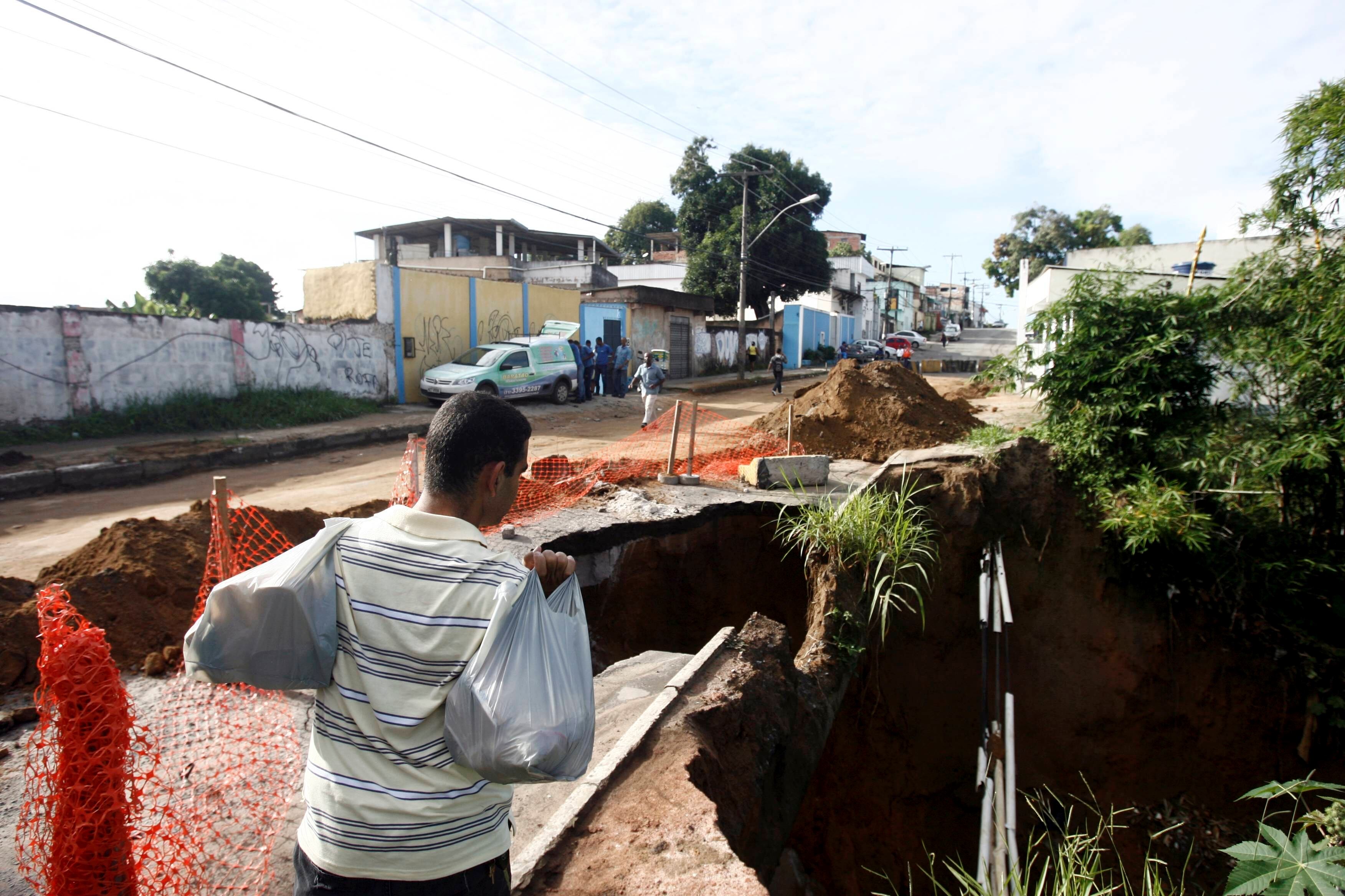 Cratera se abriu na Estrada Velha do Aeroporto, em Salvador
