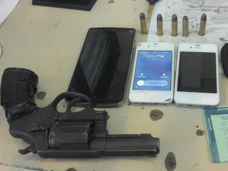 Um deles foi flagrado com um revólver calibre 38 com cinco munições intactas