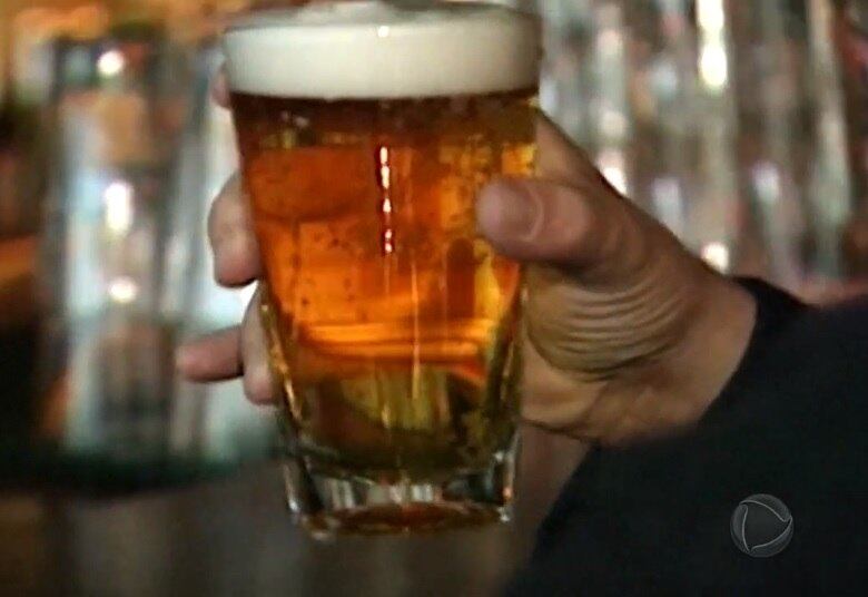 Além de causar dependência, o álcool também pode provocar doenças graves e induzir à morte, quando a pessoa embriagada associa a bebida ao volante, causando acidentes

