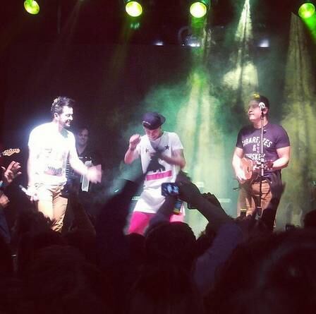 Além de acompanhar o show dos amigos Henrique e Diego, o atacante fez questão de repetir um gesto que sempre faz ao comparecer a apresentações musicais: subiu no palco, dançou e deu uma canja, mesmo não sendo muito sua praia cantar em público.
Experimente grátis: todos os programas da Record na íntegra no R7 Play
O brasileiro só voltará às atividades com o clube catalão no dia 30 de julho, quando a equipe já terá retornado de uma turnê nos Estados Unidos, onde disputa um torneio de pré-temporada. Sendo assim, Neymar ainda tem mais de uma semana para curtir seus 'parças'