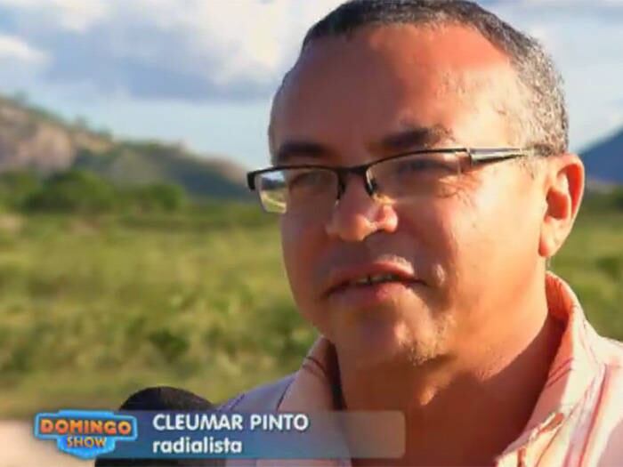 

Para falar melhor do famoso homem das cavernas, o radialista
cearense Cleumar Pinto confirmou a história para Geraldo Luís



— Pois é, várias pessoas tentaram tirar ele de lá, mas o
Joaquim se recusa a sair. Ele não quer a companhia de ninguém, faz o seu trabalho
unicamente sozinho e vai para o mar pescar e depois sai pra cidade pra vender.
Ele disse que gosta de ficar sozinho ouvindo o canto dos pássaros

+ Aproveite e confira as matérias do programa Domingo Show

+ Já curtiu a página do Domingo Show no Facebook? É só clicar!

+ Siga o Domingo Show no Twitter e receba todas as notícias do programa


