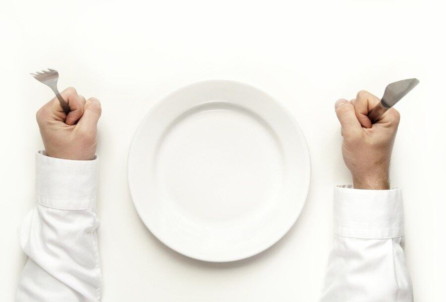 Fome pode dar dor de cabeça

Fome também pode causar dores de cabeça, isso porque o jejum prolongado pode levar à queda de açúcar no sangue, principal desencadeador da enxaqueca. Em algumas situações de jejum também
nos deparamos com a abstinência de outras substâncias, como a cafeína, que
também pode desencadear na cefaleia
