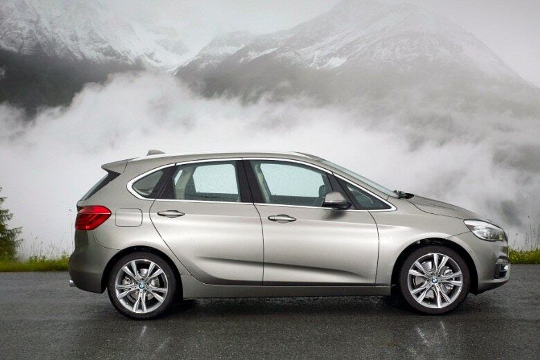 O 225i é o primeiro modelo da marca a oferecer tração dianteira e as rodas esportivas são de 18 polegadas. O porta-malas tem 468 litros e a capacidade máxima pode chegar a 1.510 com rebatimento — a abertura e o fechamento são elétricos