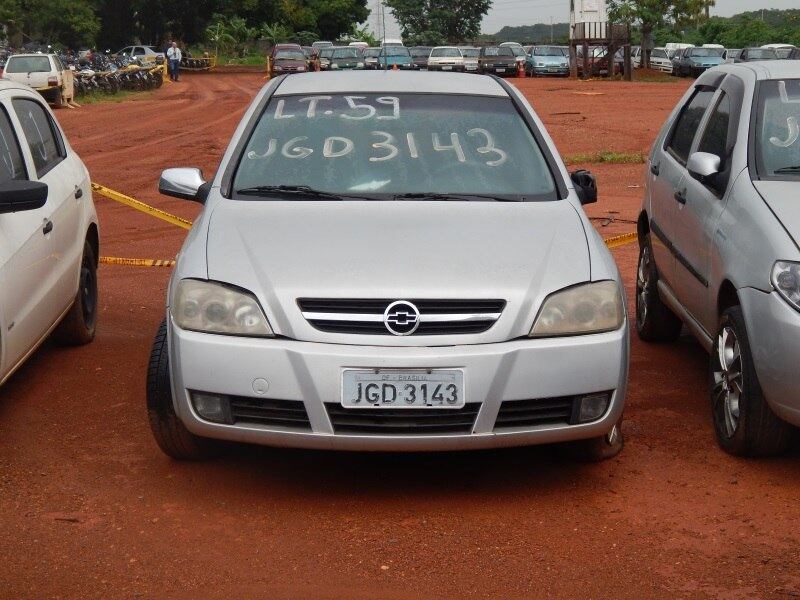 O lote 59 é composto por este Chevrolet Astra Hatch ano 2004, que tem valor inicial de R$ 3.000,00