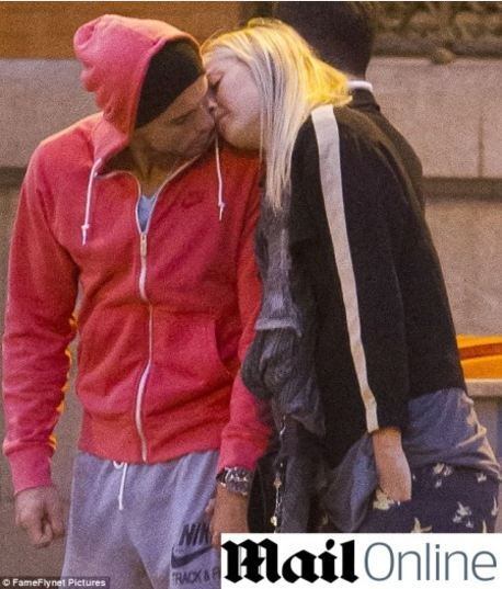 O tenista búlgaro Grigor
Dimitrov foi flagrado aos beijos com sua colega de profissão, a tenista
russa Maria Sharapova. O casal foi clicado nas ruas de Madrid, na quarta-feira
(8), e as fotos colocam fim a uma grande novela, já que o relacionamento era
especulado pela imprensa internacional desde janeiro deste ano