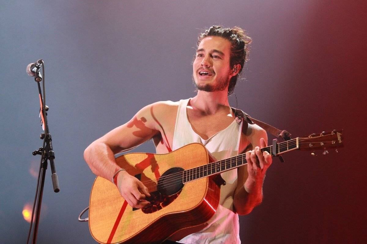 Tiago Iorc arrancou suspiros da plateia com sua vibe de galã