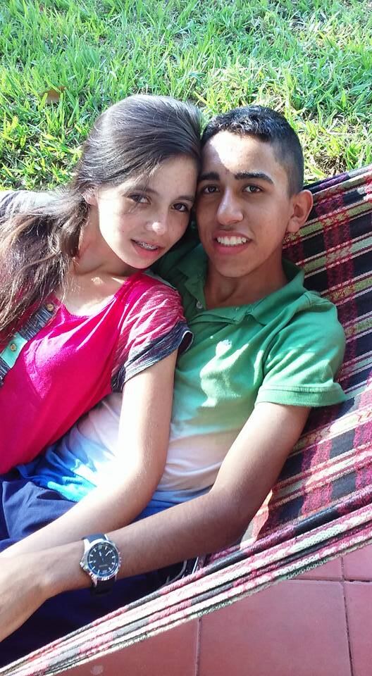 Três dos quatro corpos foram encontrados abraçados. Segundo os bombeiros, é sinal de que quatro das cinco vítimas teriam tentado salvar o primeiro que estaria se afogando