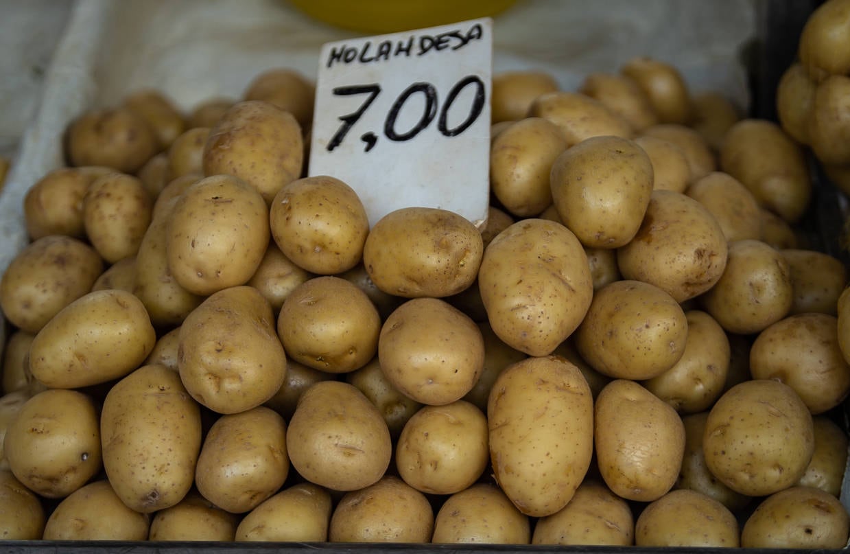 São Paulo, SP - 20.04.2022 - Feira Livre da rua Cayowaá, zona oeste da cidade, Tradicional feira livre da cidade, fregueses compram, legumes, verduras, frutas e demais hortifrutigranjeiros. Foto Edu Garcia/R7