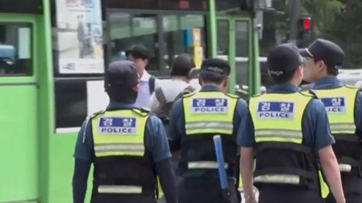 Porém, o pai da criança foi solto pouco tempo depois, e voltou para a Coreia, mas já com a filha. "Ele me ligou por chamada de vídeo e disse que queria se hospedar com ela em Campos do Jordão (SP). Falou que era para eu ficar despreocupada que ele não iria sair do país", relatou Damaris, quando seu ex-marido levou sua filha para o outro lado do oceano. 