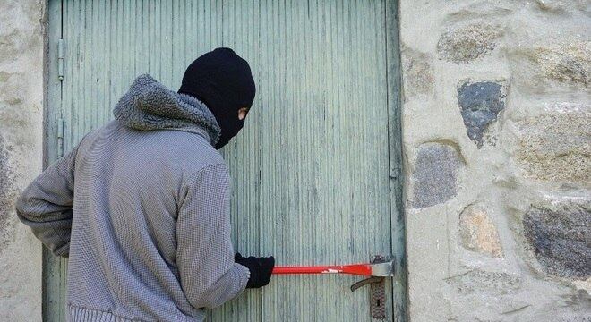 Especialista em segurança orienta famílias a evitar invasões durante as férias